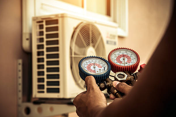 Professional Hvac technician working in Davenport, FL